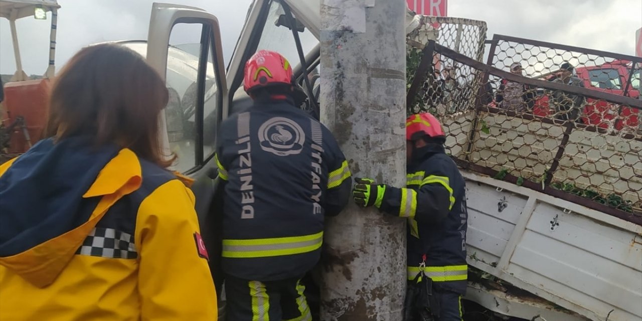 Denizli'de direğe çarpan kamyonetin sürücüsü öldü