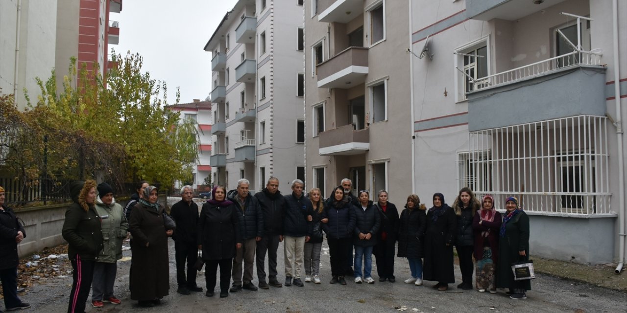 Malatya'da orta hasarlı binanın duvarını delen hırsızlar 10 daireyi soydu