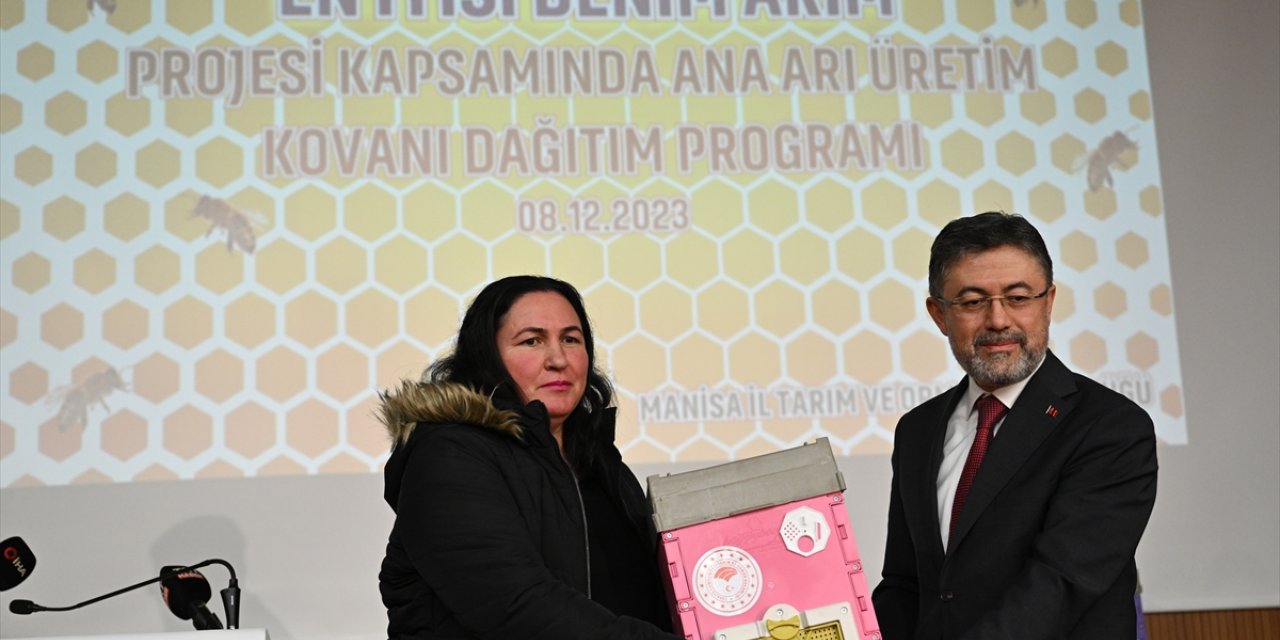 Tarım ve Orman Bakanı Yumaklı, Manisa'da arıcılara kovan dağıttı