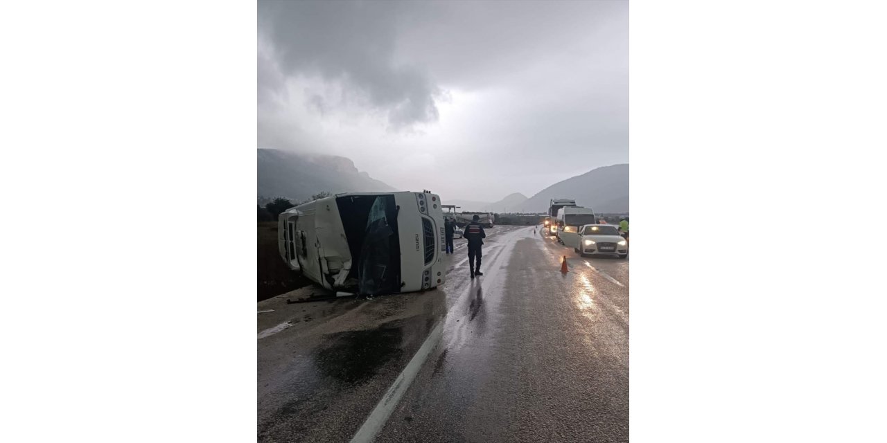 Mersin'de yaralı taşıyan ambulansa arkadan çarpan midibüs devrildi