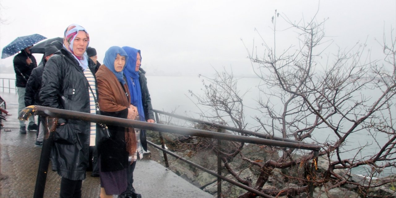 Zonguldak'ta batan geminin kayıp 7 personelinin yakınları bekleyişlerini sürdürüyor