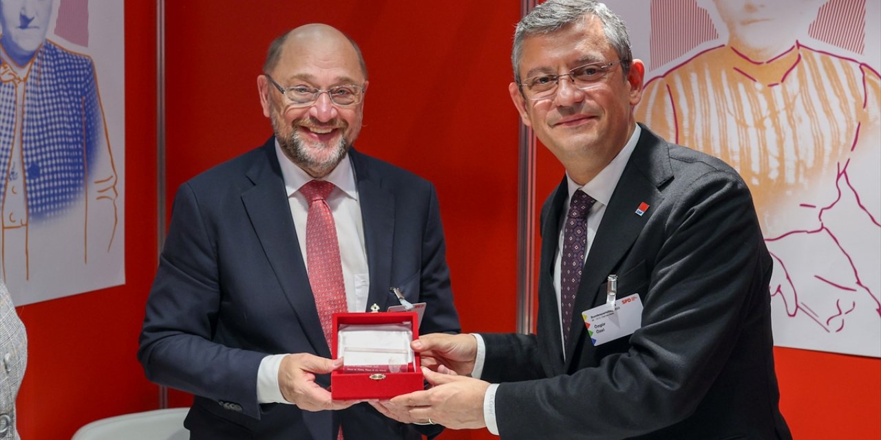 CHP Genel Başkanı Özel, Berlin’de eski Avrupa Parlamentosu Başkanı Schulz ile görüştü