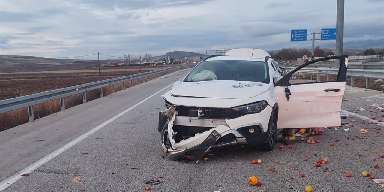 Afyonkarahisar'da otomobille tırın çarpıştığı kazada 1 kişi öldü, 2 kişi yaralandı