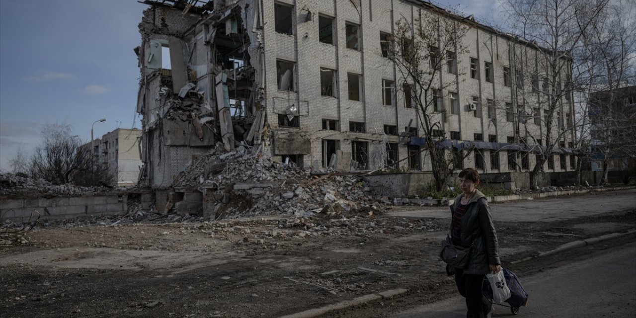 Ukraynalı çift, savaşın yok ettiği mahalledeki evcil hayvanlara sahip çıktı