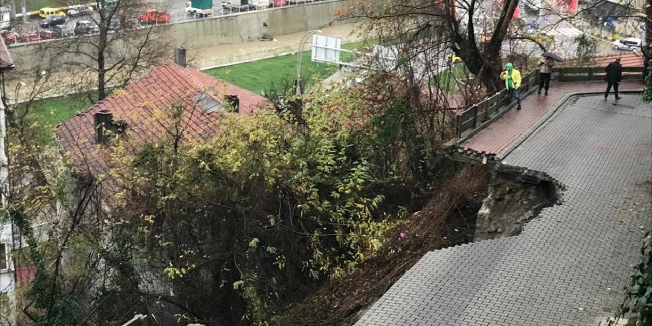 Zonguldak'ta heyelanda bir bölümü çöken yol trafiğe kapatıldı