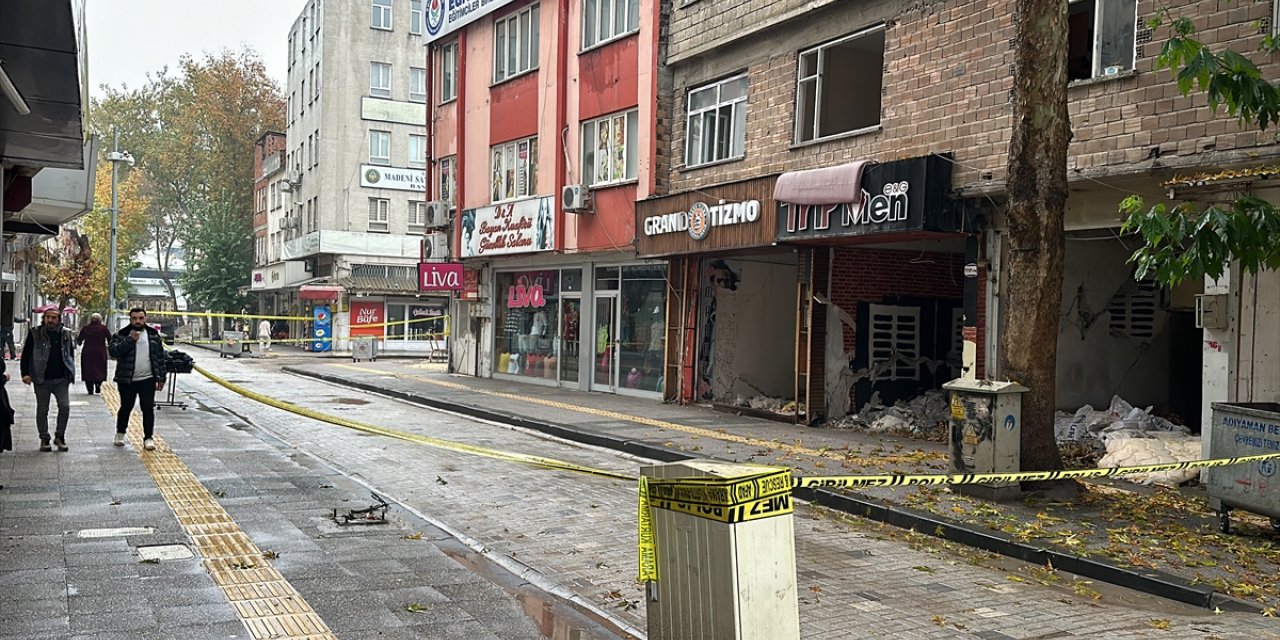 Adıyaman'da zemini kayan ağır hasarlı bina kontrollü şekilde yıkıldı