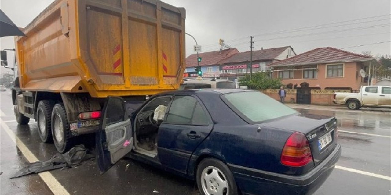 Düzce'de kamyona çarpan otomobilin sürücüsü ağır yaralandı