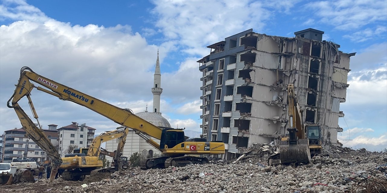 Hatay'da depremlerde ağır hasar alan 4 bina kontrollü yıkıldı