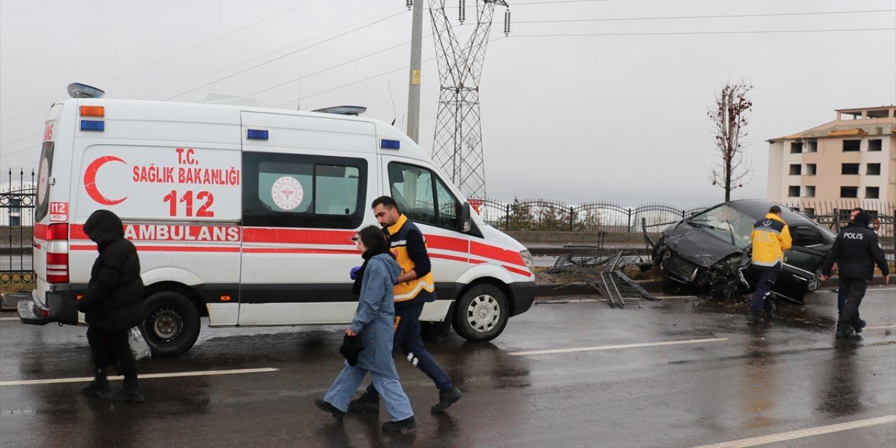 Erzurum'da bariyerlere çarpan otomobildeki 5 kişi yaralandı