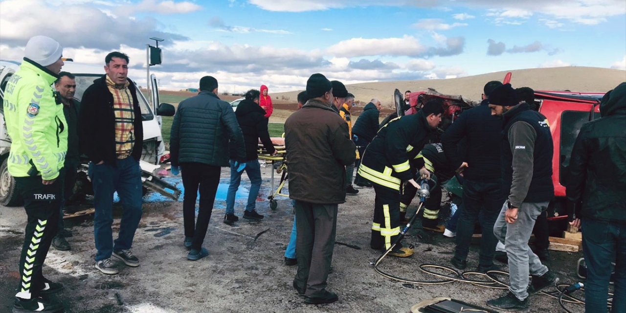 Konya'da hafif ticari araçla çarpışan otomobilin sürücüsü öldü