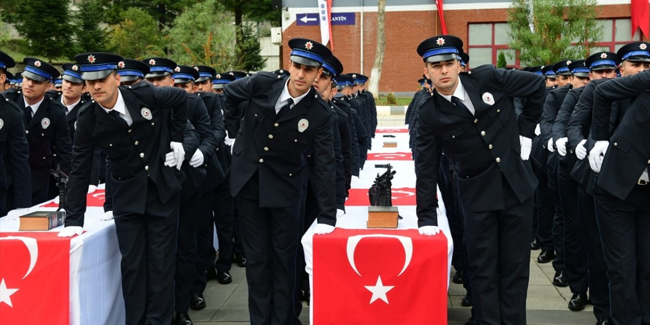 Karadeniz'de 3 ilde eğitimini tamamlayan 1212 polis adayı yemin etti