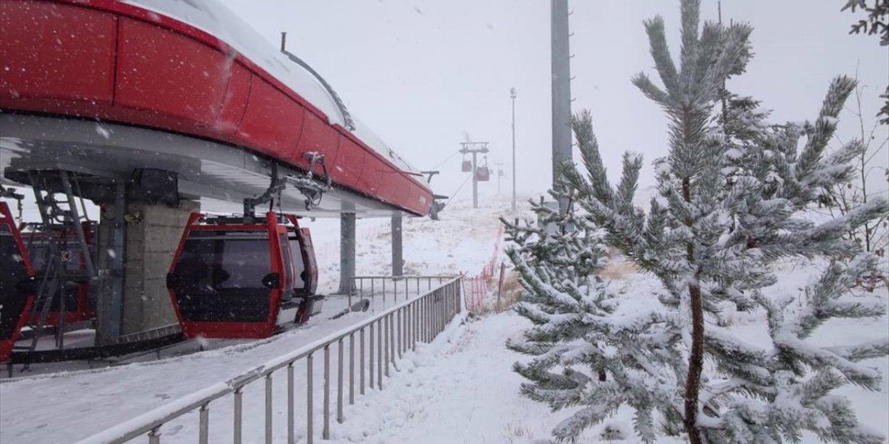 Erciyes Kayak Merkezi'ne kar yağdı