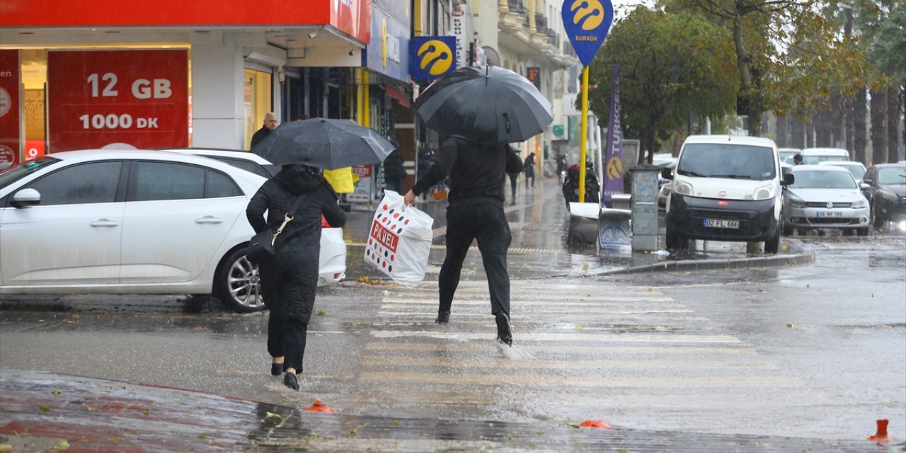 Kahramanmaraş'ta kuvvetli sağanak  yaşamı olumsuz etkili oluyor