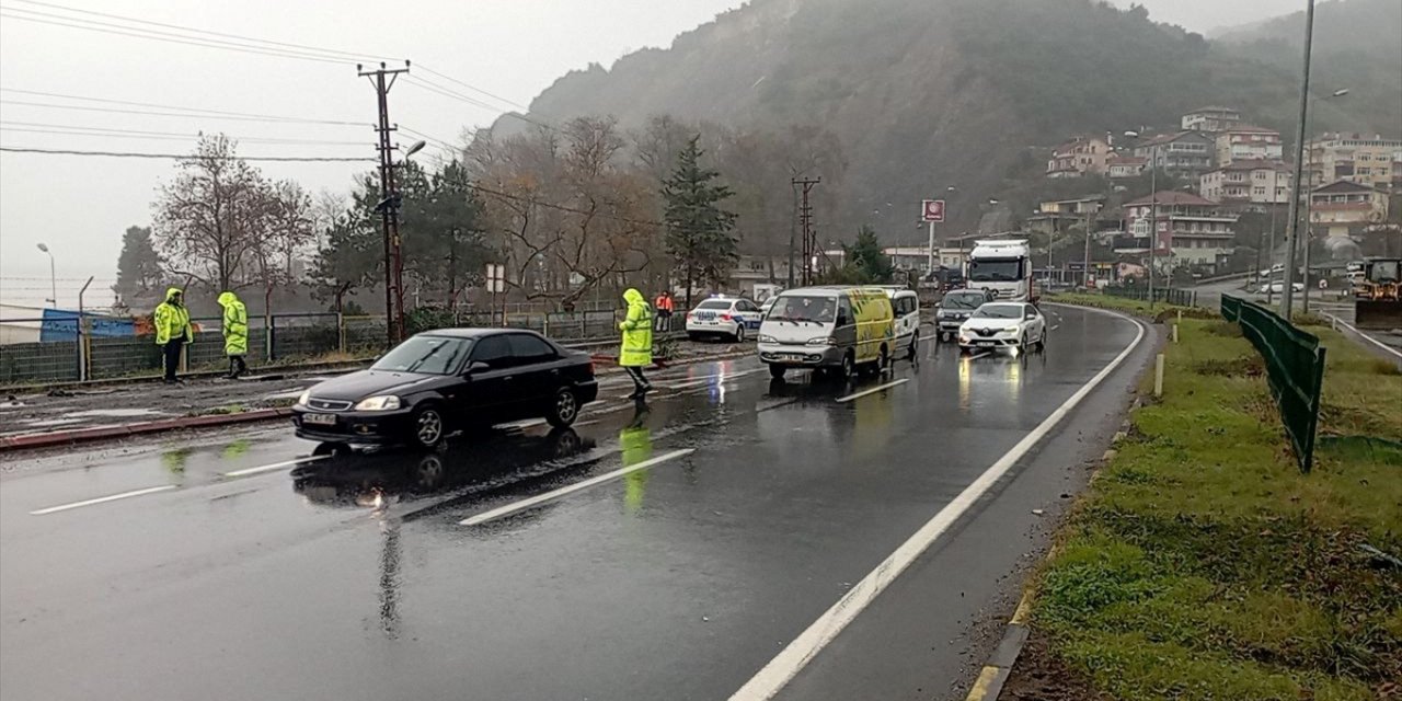 Zonguldak-Alaplı kara yolunda heyelan nedeniyle ulaşım tek yönden sağlanıyor