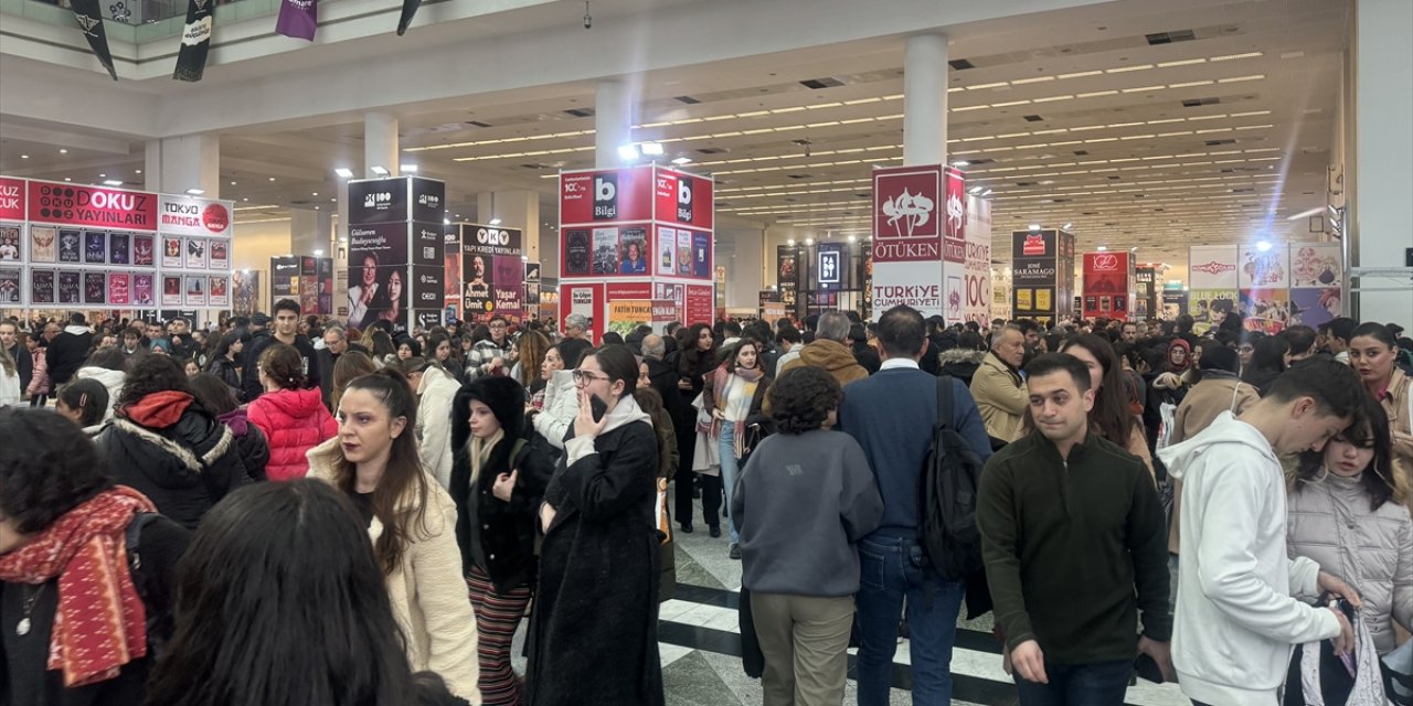 Başkentte yağışa rağmen 19. Ankara Kitap Fuarı'nda ziyaretçi yoğunluğu