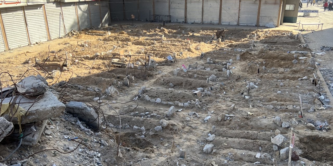 Gazze Şeridi'ndeki Cibaliya Mülteci Kampı'nda boş alanlar "toplu mezarlara" dönüştü