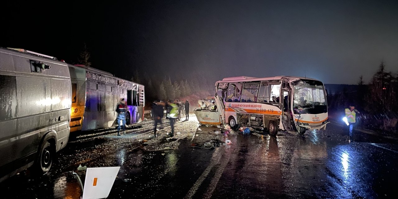 Eskişehir'de belediye otobüsü ve midibüsü ile karavan çarpıştı, 14 kişi yaralandı