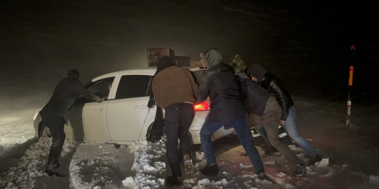 Kars ile Ağrı'da tırlar, kar ve tipi nedeniyle yolda kaldı