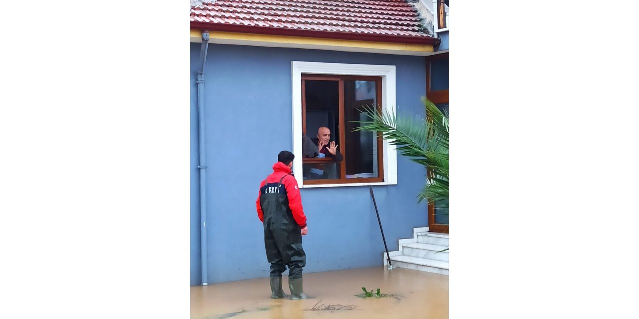 GÜNCELLEME - Yalova'da derenin taşması nedeniyle bazı sokak ve evleri su bastı