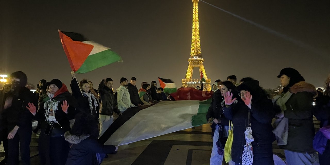 Parisliler, İsrail'in Gazze'de katlettiği sivilleri temsilen yere uzanarak eylem yaptı