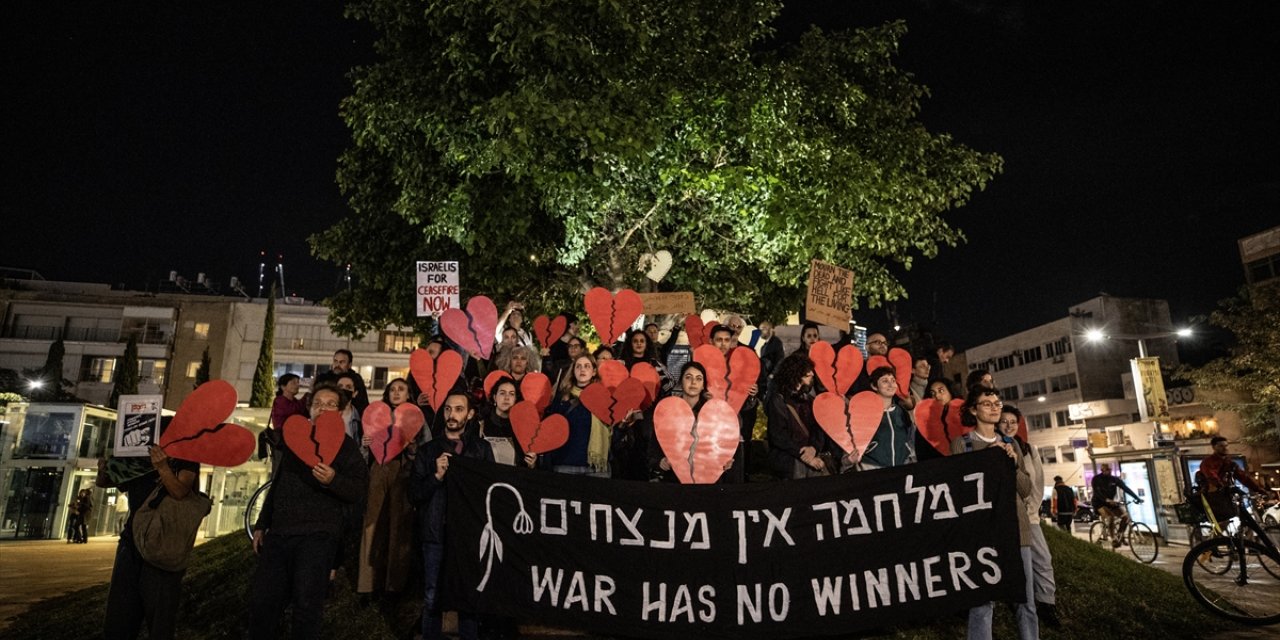 Gazze'de ateşkes talep eden İsrailli aktivistler Tel Aviv'de gösteri düzenledi