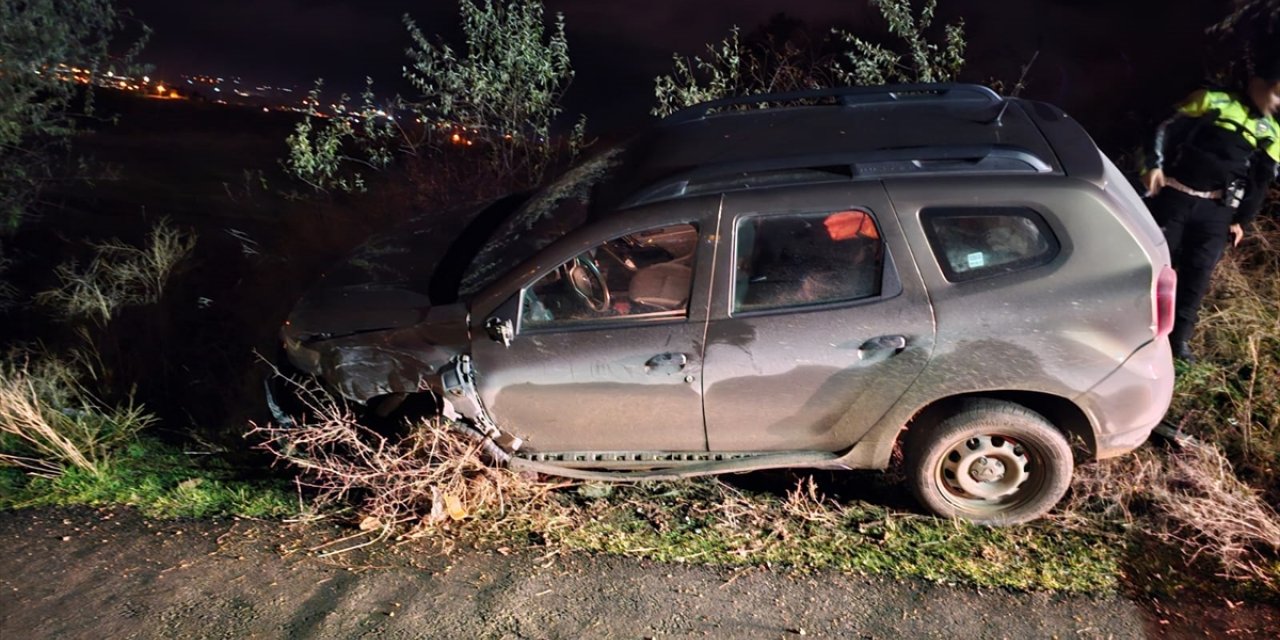 Çorum'da kaza yapan 4 kişi otomobili bırakıp kaza yerinden uzaklaştı