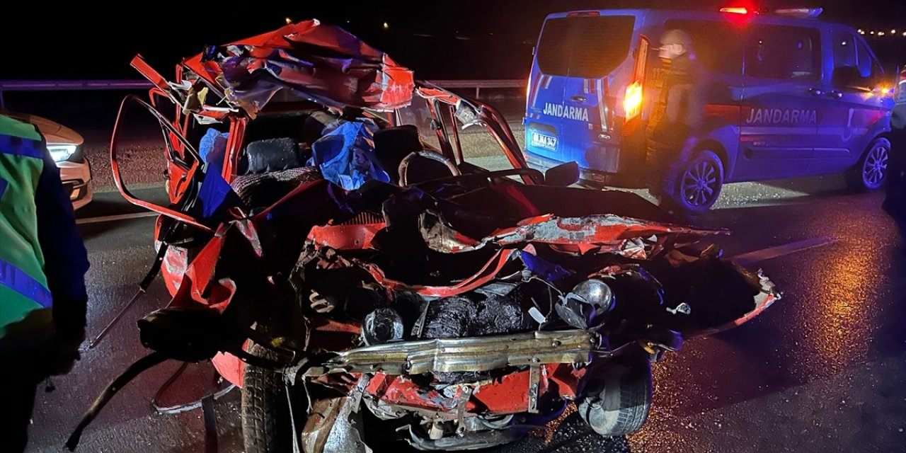 Tokat'ta kamyona arkadan çarpan otomobildeki 2 kişi öldü