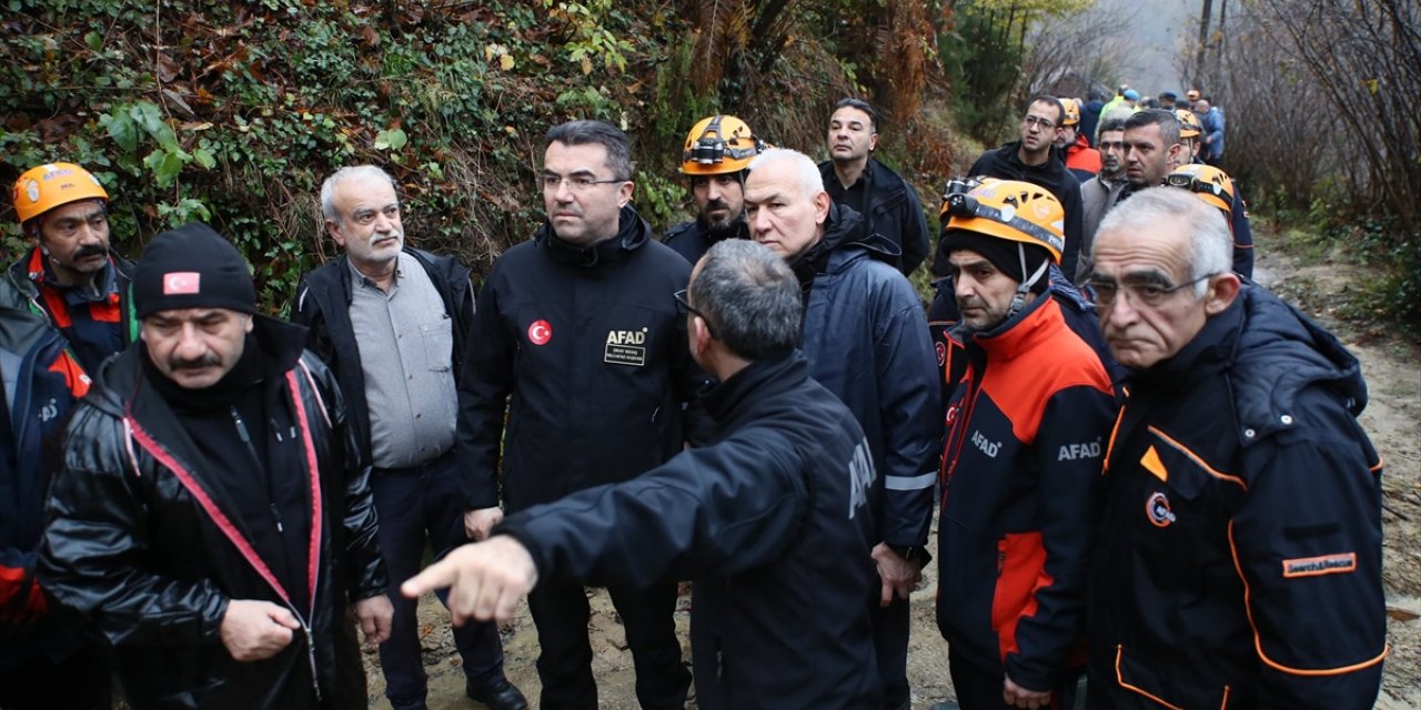 GÜNCELLEME - Zonguldak'ta heyelanda göçük altında kalan anne ve oğlunun bulunması için çalışma yürütülüyor