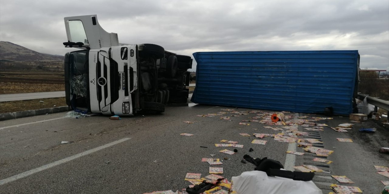 Amasya'da tırın devrilmesi sonucu 2 kişi yaralandı