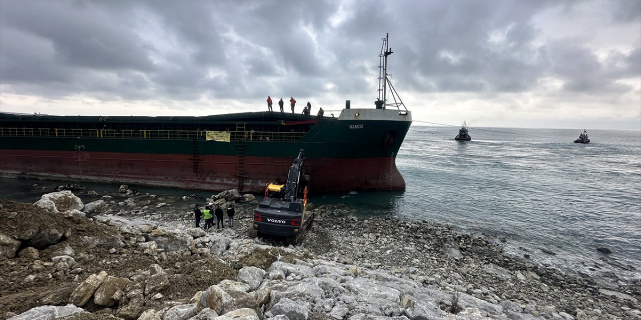 İnebolu'da karaya oturan gemiyi kurtarma çalışmasında ilk deneme başarısız oldu