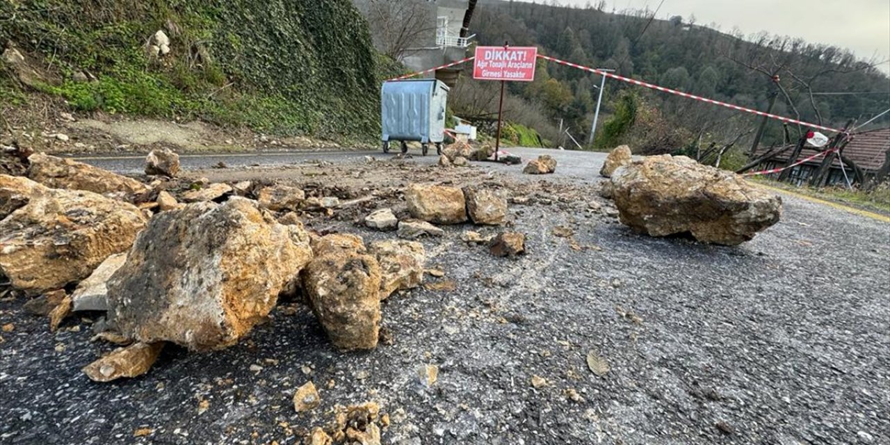 Düzce'de heyelan nedeniyle iki köy arasında ulaşım sağlanamıyor