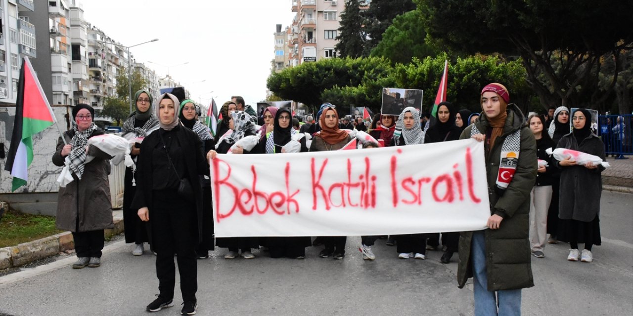 Antalya'da İsrail'in Gazze'ye yönelik saldırıları protesto edildi