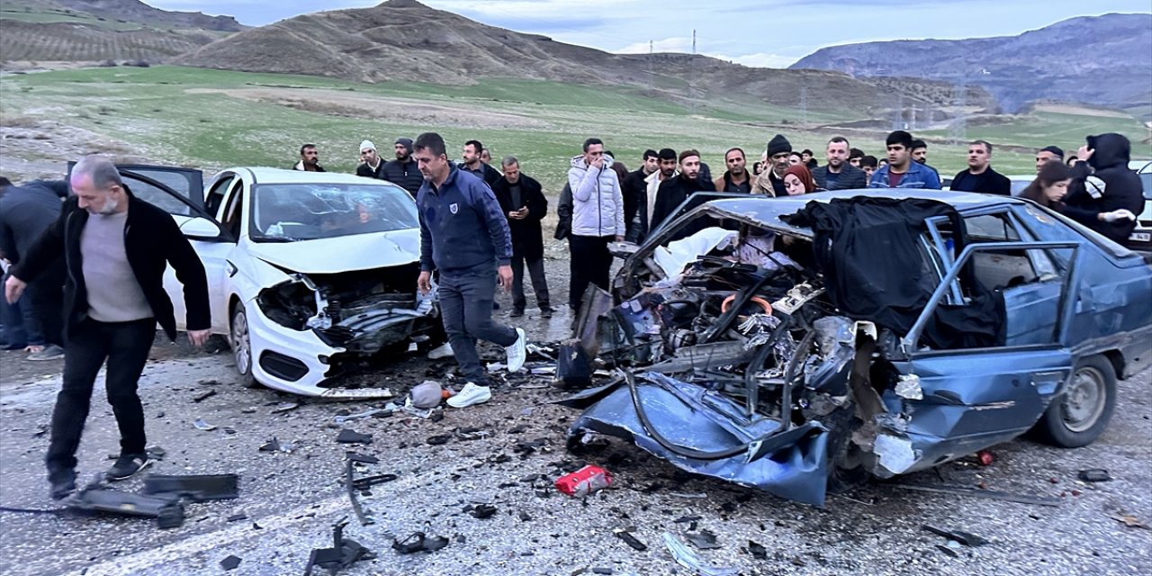 Adıyaman'da iki otomobilin çarpıştığı kazada 3 kişi öldü, 3 kişi yaralandı