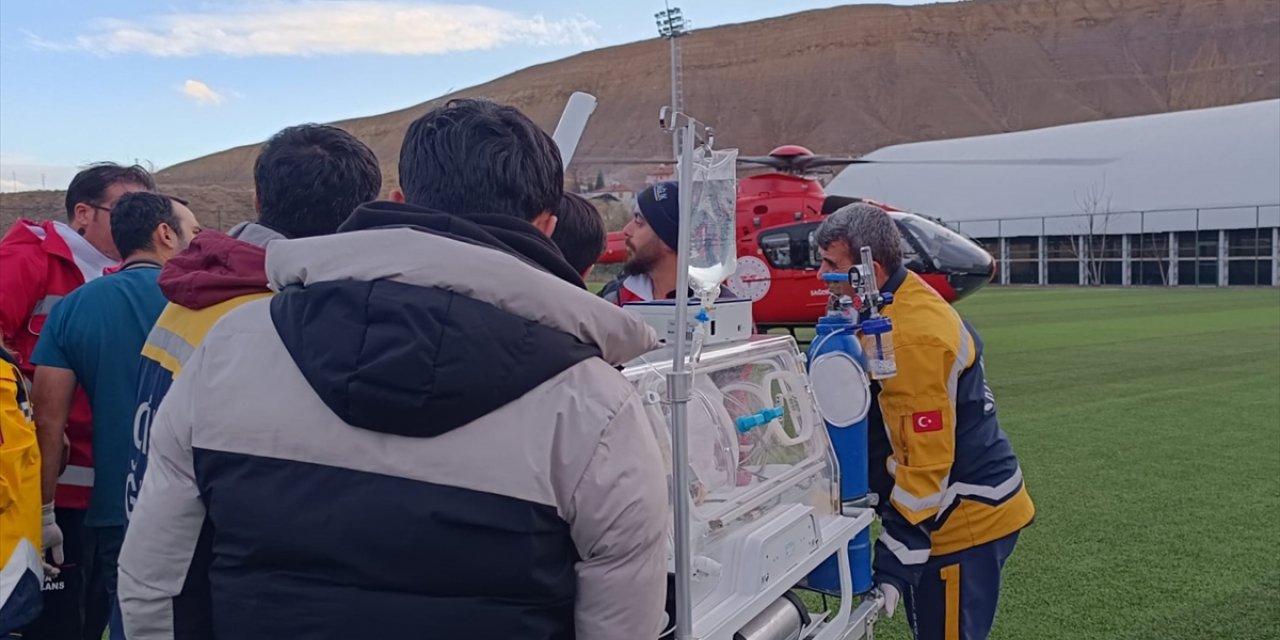 Malatya'da ambulans helikopter erken doğan bebek için havalandı