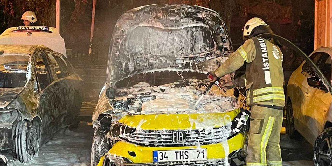 Fatih'te park halindeki 2 otomobil yandı