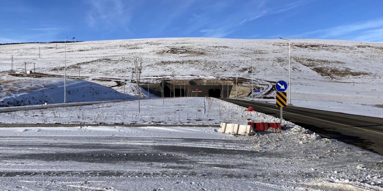 Erzurum ve Kars’ta araç camları buz tuttu, bitkiler kırağıyla kaplandı