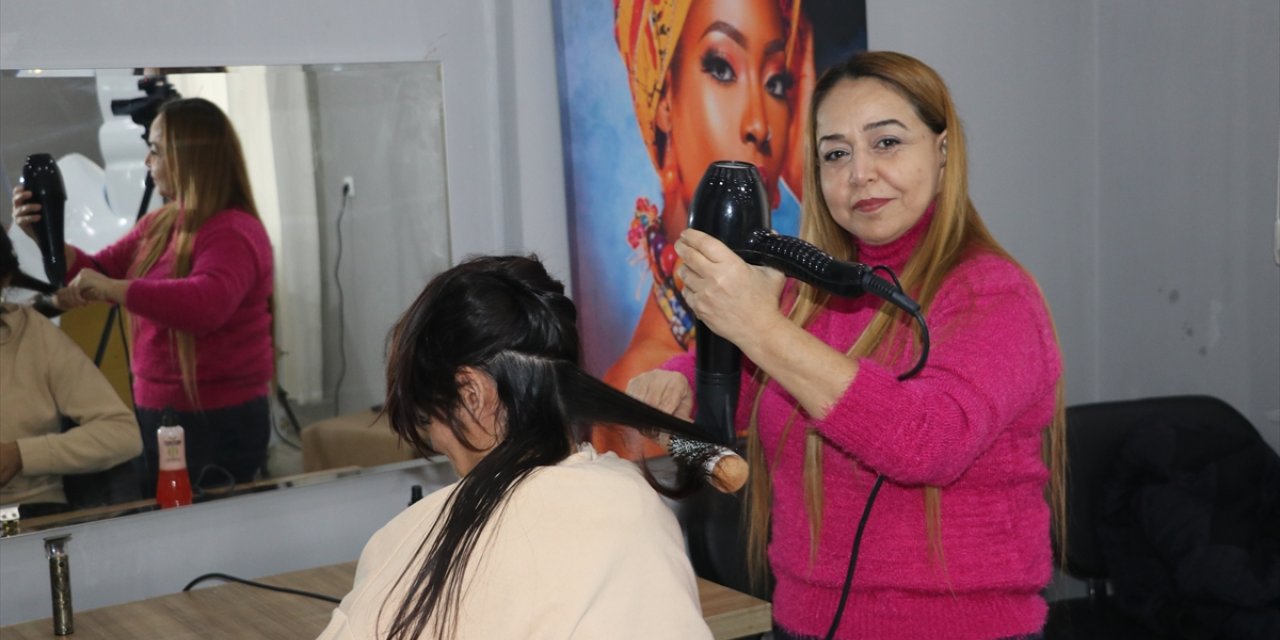 Depremde iş yeri yıkılan güzellik uzmanı, Türk Kızılayın desteğiyle mesleğe döndü