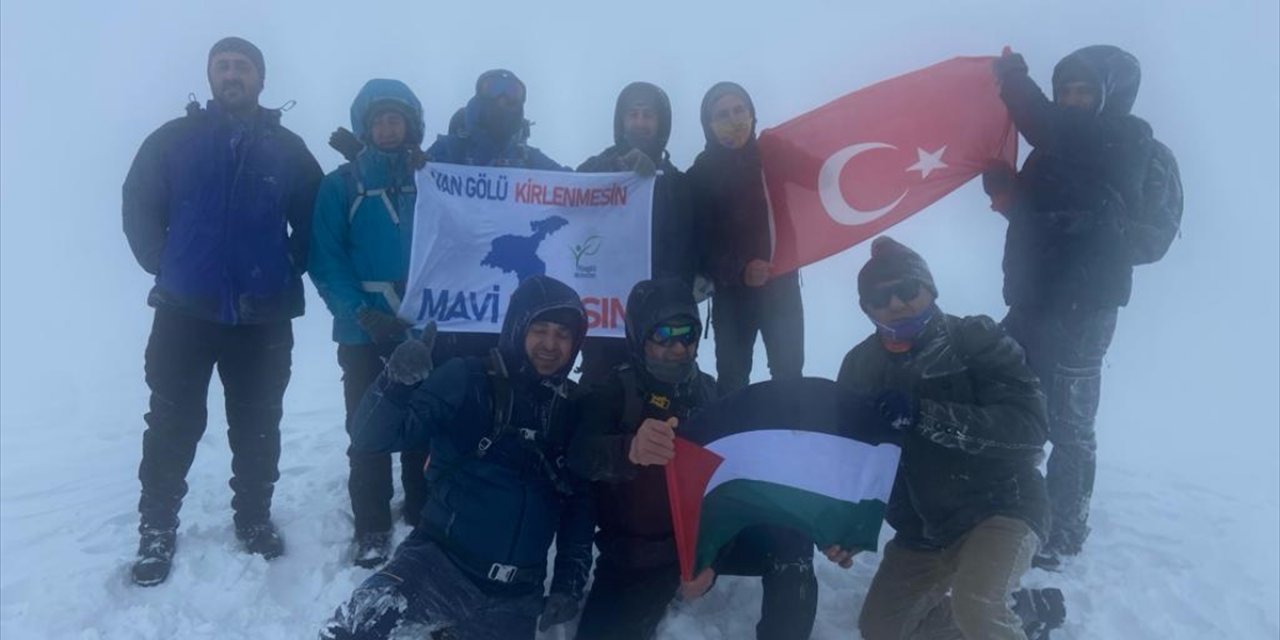 Van Gölü Aktivistleri Derneği üyeleri, Esrük Dağı'na tırmandı