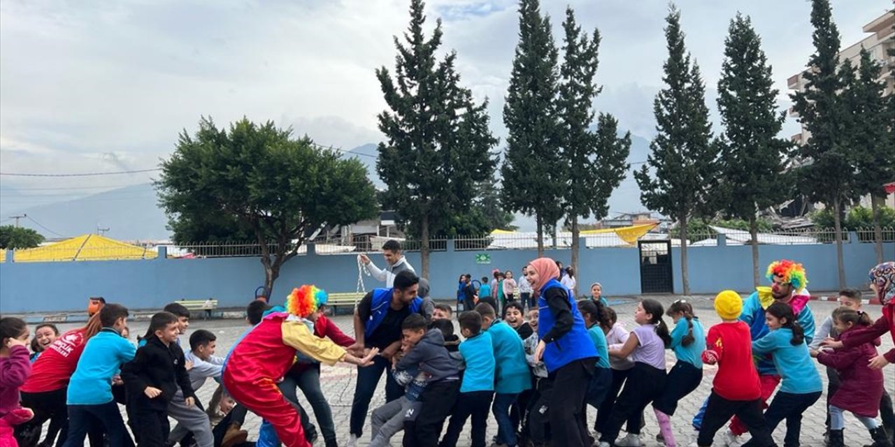 Hatay'da hasarlı binanın yıkımına tanık olan öğrencilere moral etkinliği