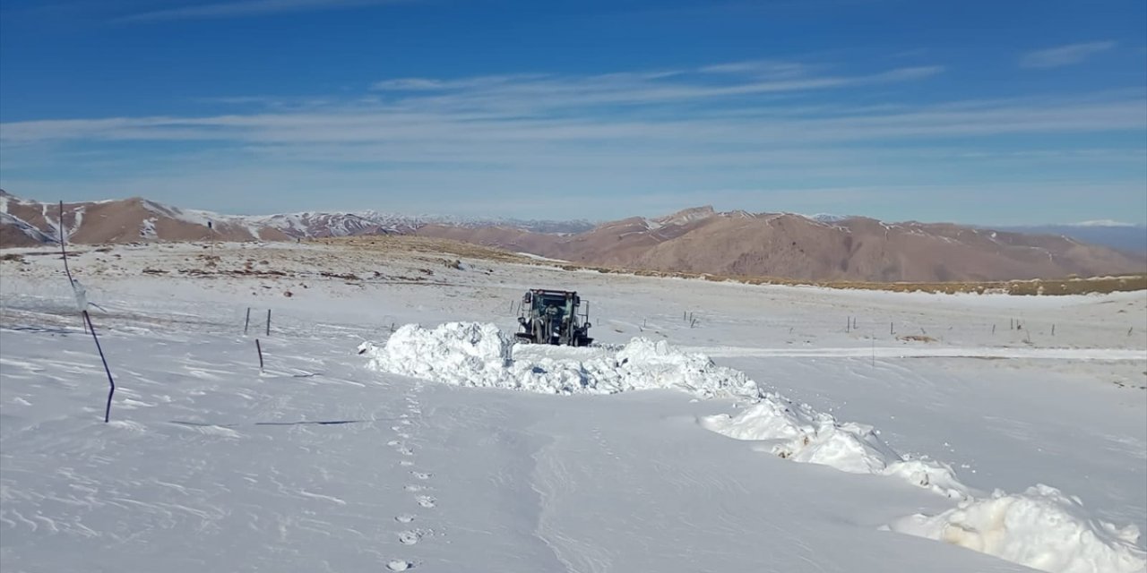 Hakkari'de ekipler üs bölgesinin yolunu açmak için çalışma yürütüyor