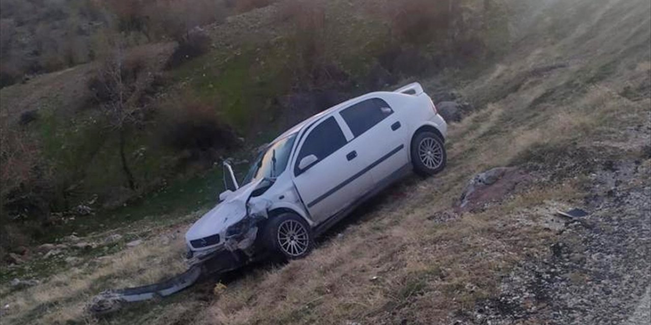 Manisa'da iki otomobilin çarpıştığı kazada 1'i çocuk 8 kişi yaralandı