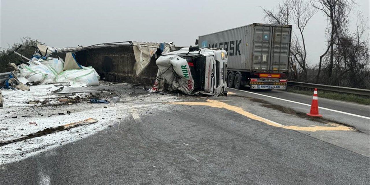 Anadolu Otoyolu'nda devrilen tırın sürücüsü yaralandı