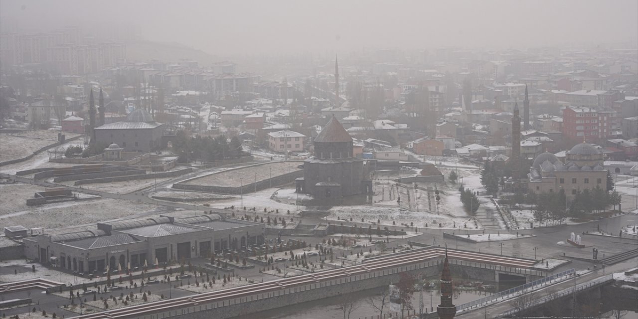 Erzurum, Kars ile Ardahan'da kar yağışı ve sis etkili oldu