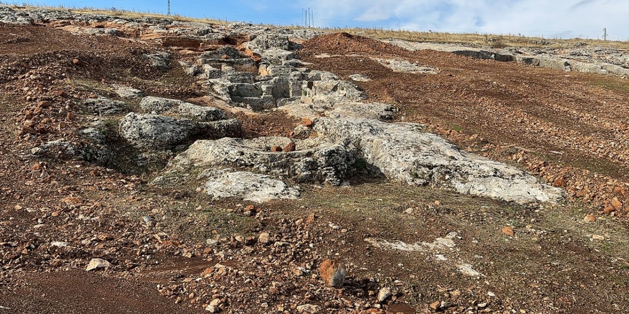 Perre Antik Kenti'ndeki kazılarda oda ve tuğla mezarlar ortaya çıktı