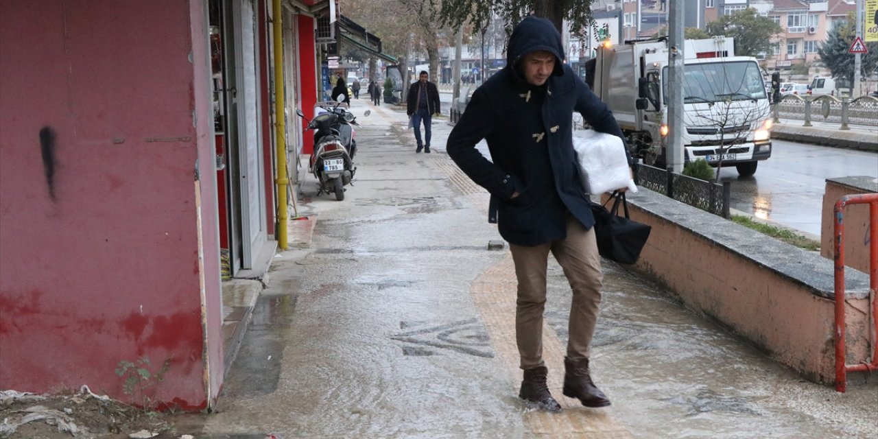 Edirne'de patlayan borudan çıkan su sokaklara taştı