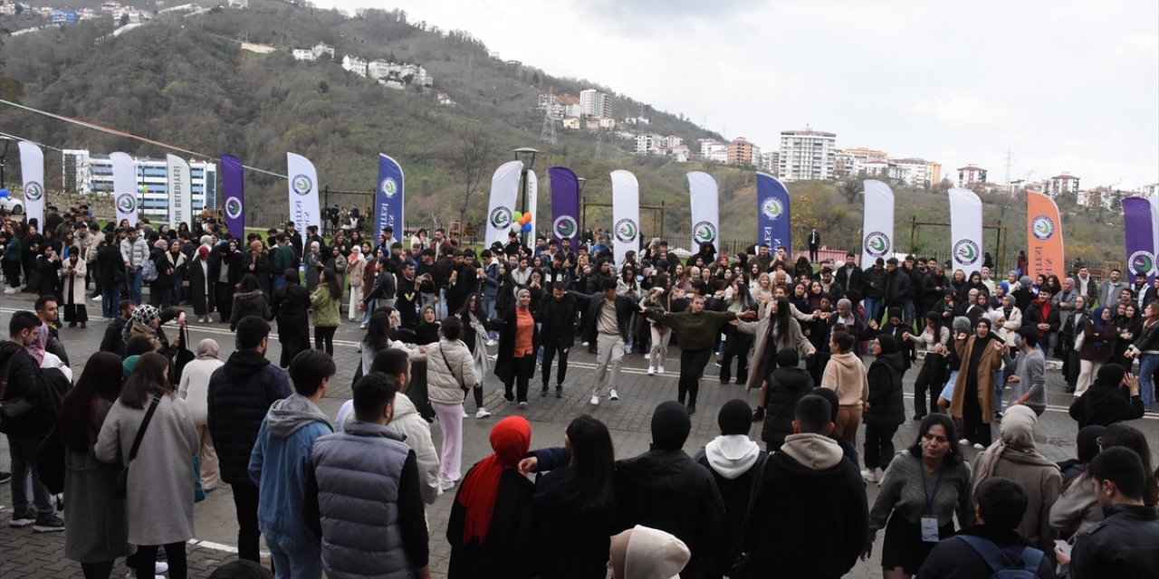 Giresun'daki şenlikte 1 ton hamsi ikram edildi