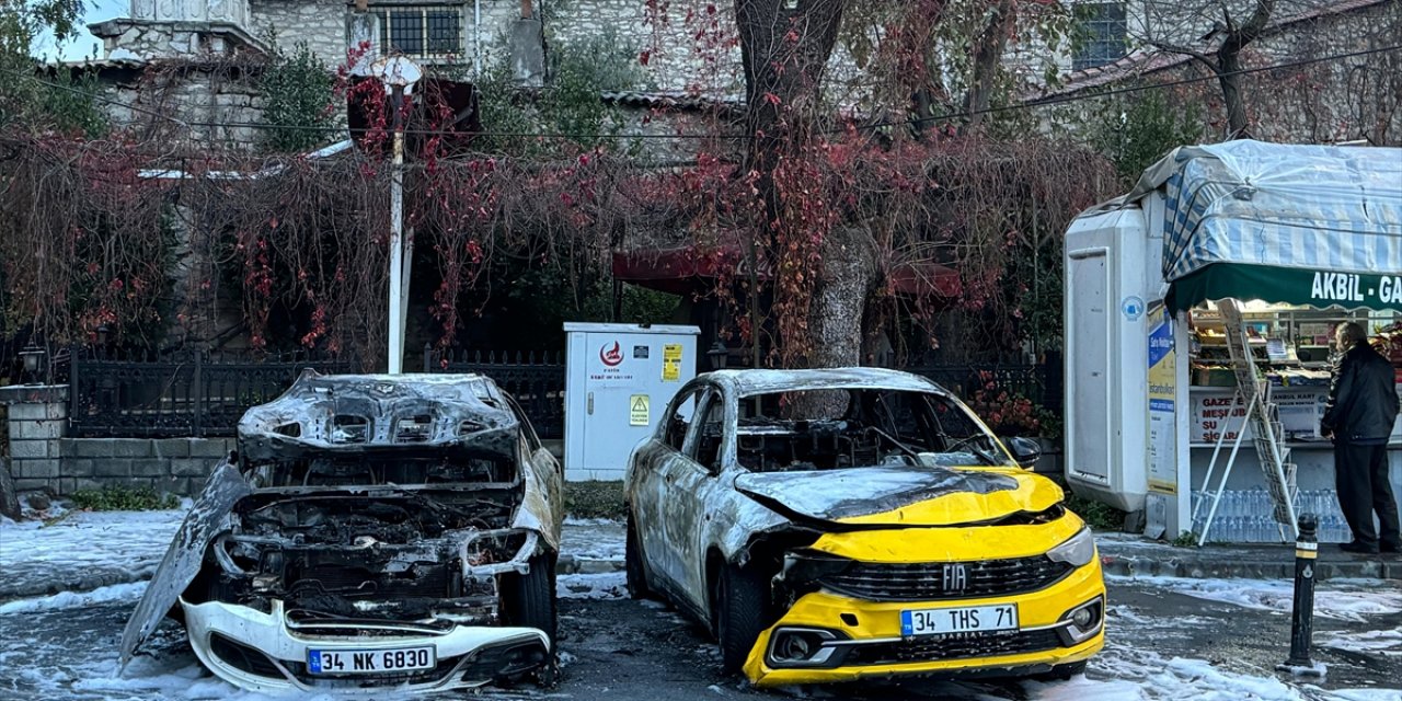 Fatih'te iki otomobili yanarak kullanılamaz hale getiren şüpheli 5 araca da zarar verdi