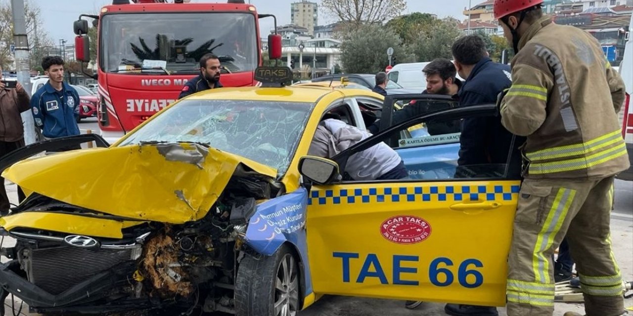 Maltepe'de taksinin ağaca çarpması sonucu 2 kişi yaralandı