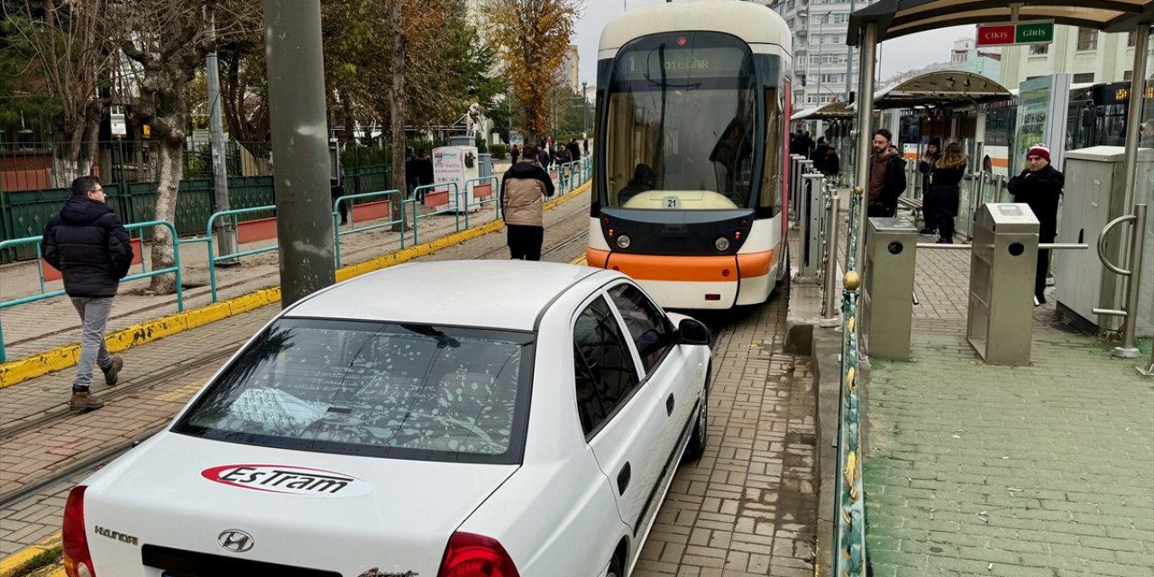 Eskişehir'de tramvayda çıkan gürültü kavgasında bir kişi yaralandı