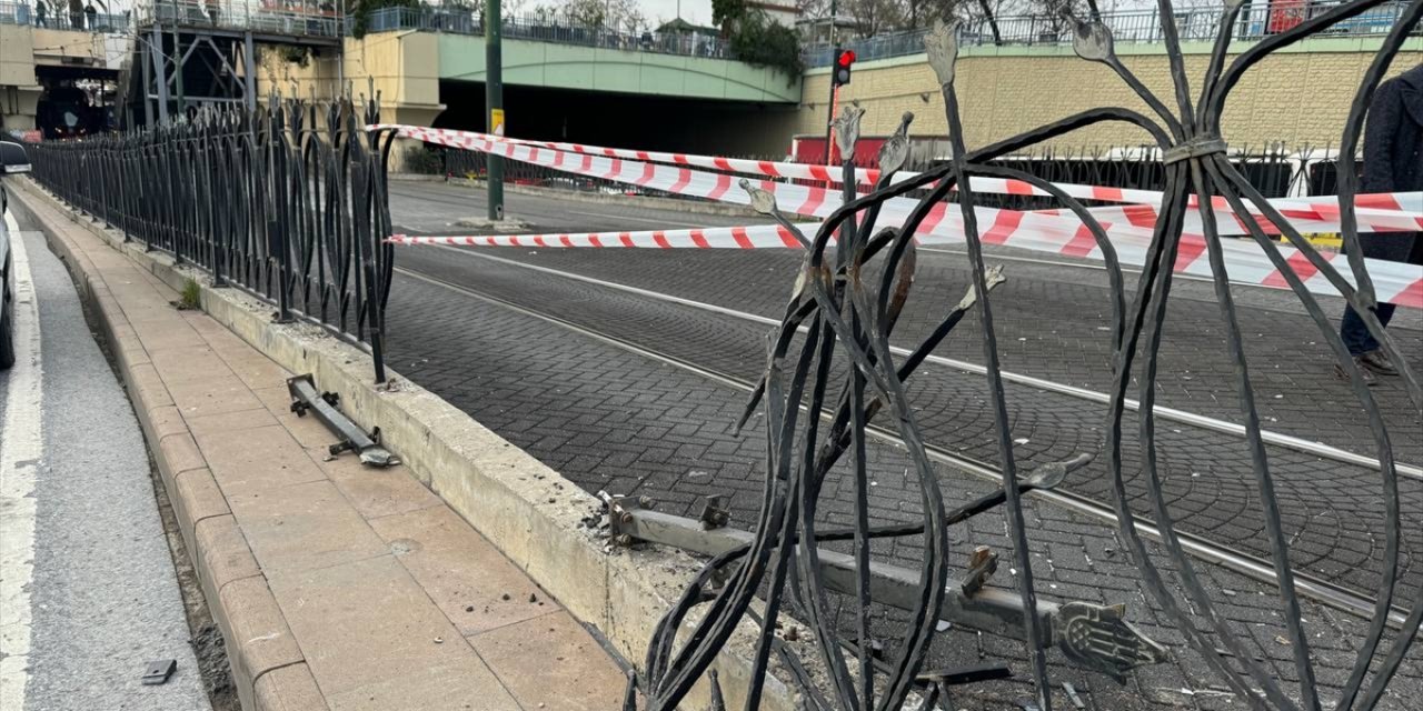 Zeytinburnu'nda tramvay yoluna giren otomobil seferleri aksattı